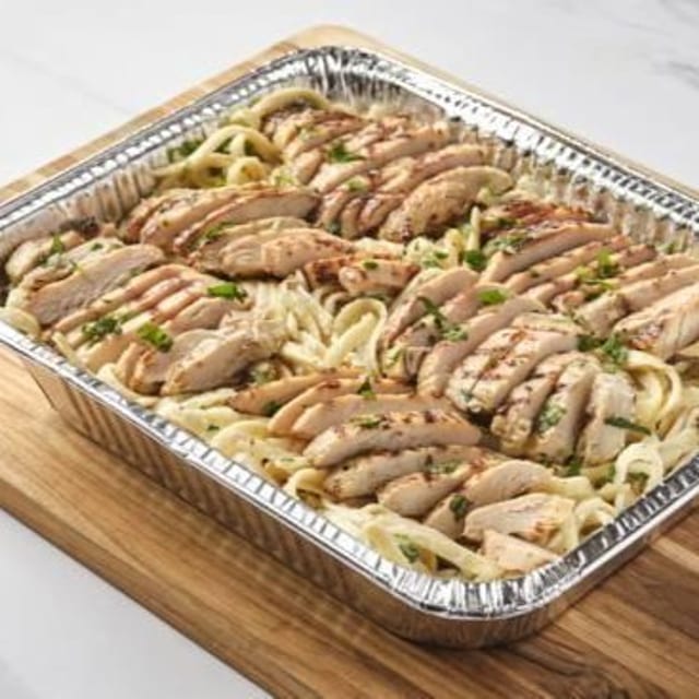 Fettuccine Alfredo w/Chicken (1/2 Tray or Full Tray).